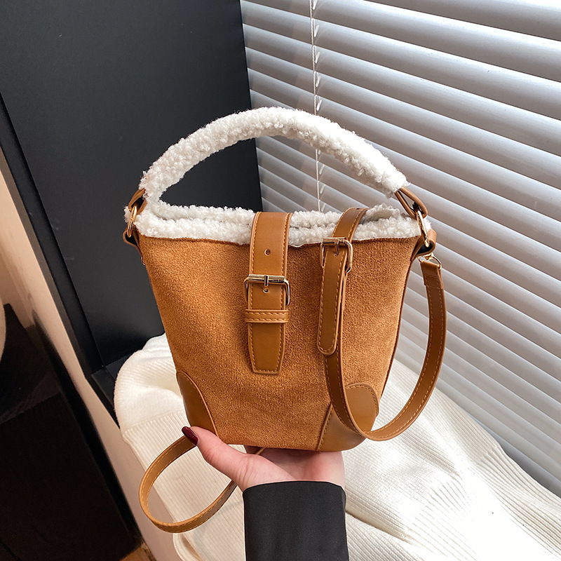 Coreano nicho bolso de cubo de mano mujer 2025 primavera nueva moda retro bolso de hombro bolso de peluche empalmado mochila