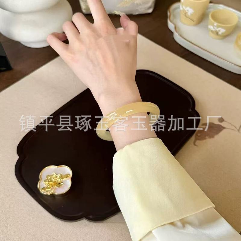 国風翡翠平は氷種の黄龍玉のブレスレットのために砂糖黄龍玉黄翡翠のブレスレットの赤い本と同じ玉の腕輪です。|undefined