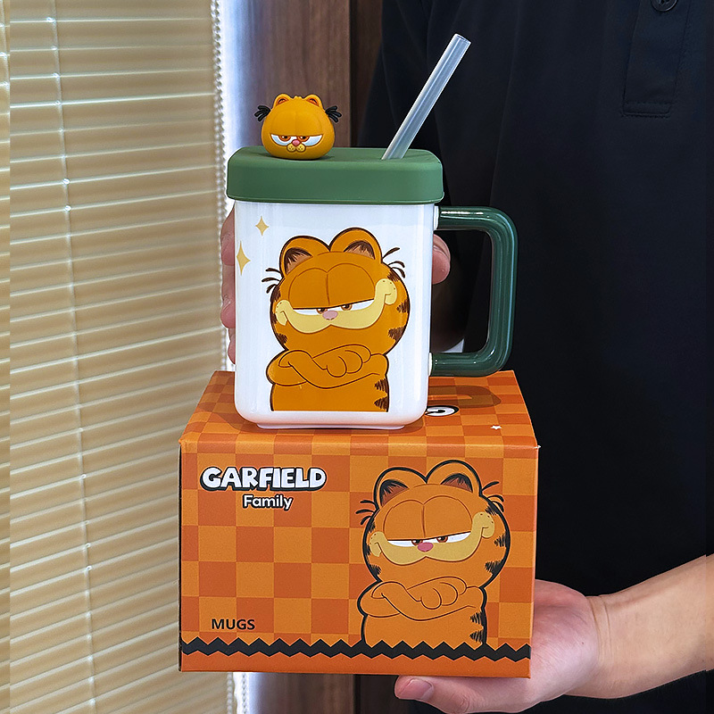 Taza Garfield Cute Couple Taza de agua con tapa Taza de regalo de cumpleaños Taza de cerámica para niños y niñas con pajita