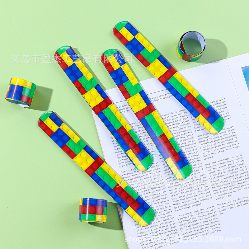 Estricta selección de bloques de construcción de color de Amazon collar PVC dibujos animados fiesta decoración pulsera