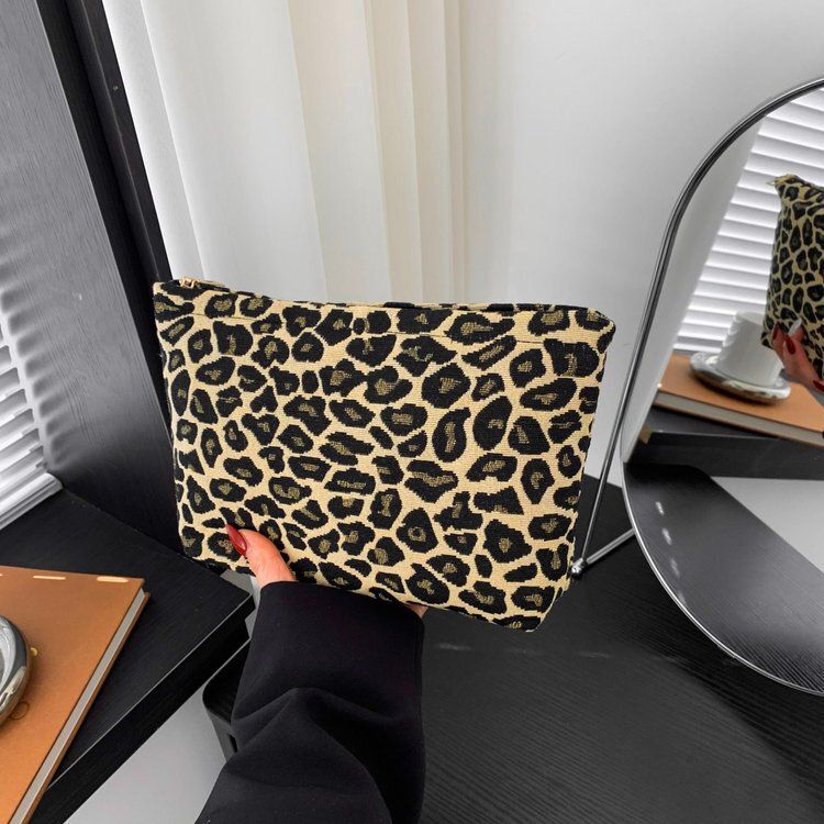2024 early spring new casual trendy clutch bag female niche large capacity cosmetic bag fashion portable storage bag
