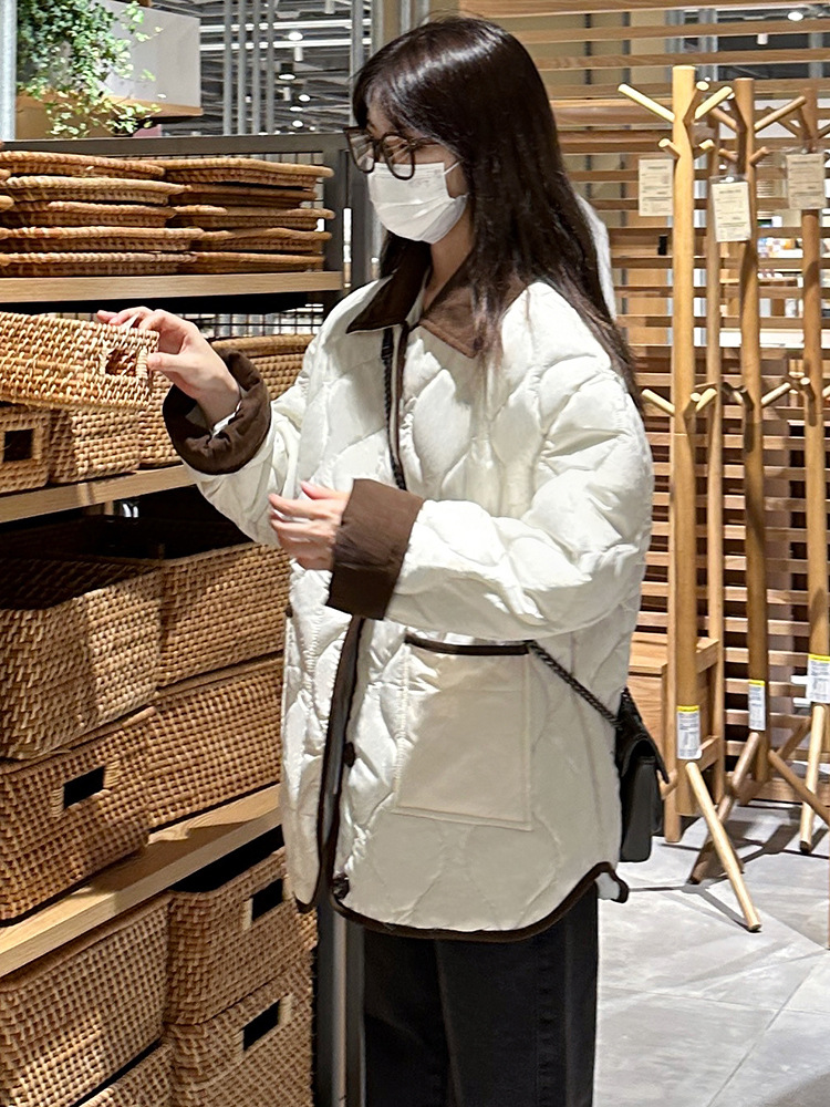 Chaqueta de plumón ligera y delgada para mujeres 2025, nueva moda de estilo exterior pequeño diseño de nicho para estudiantes chaqueta corta