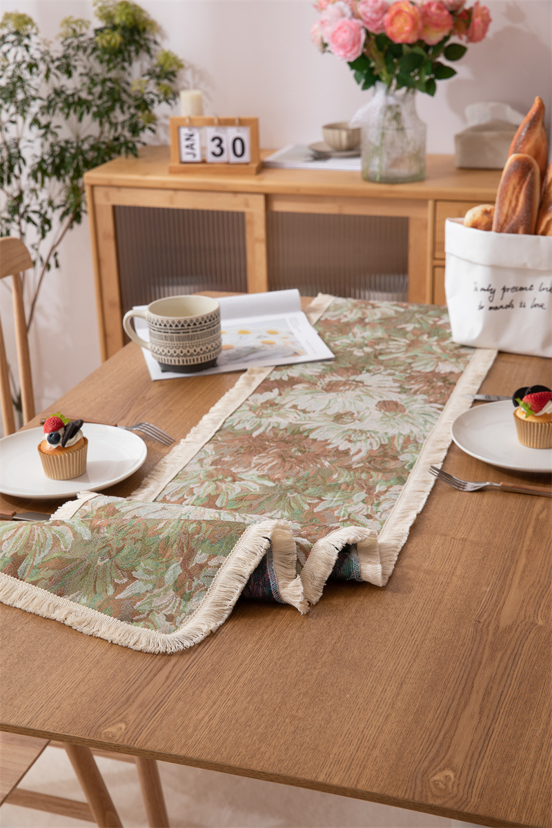 Chemin de table jacquard avec motif marguerites et pompons déco_voghion.com