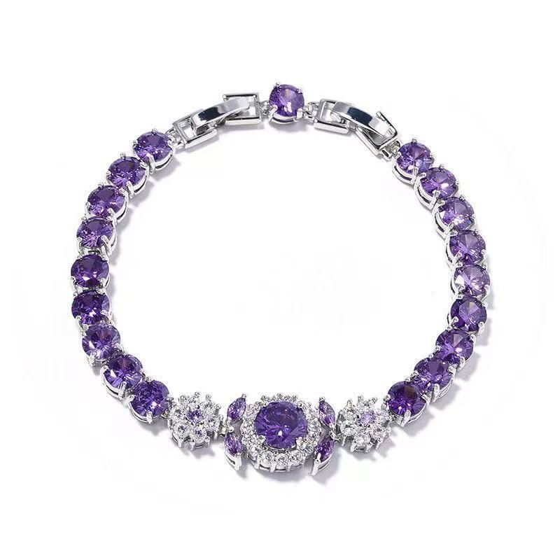 Bracelet violet élégant et lumineux, orné de diamants étincelants de grande valeur. Un bijou rétro de luxe, idéal comme cadeau._voghion.com