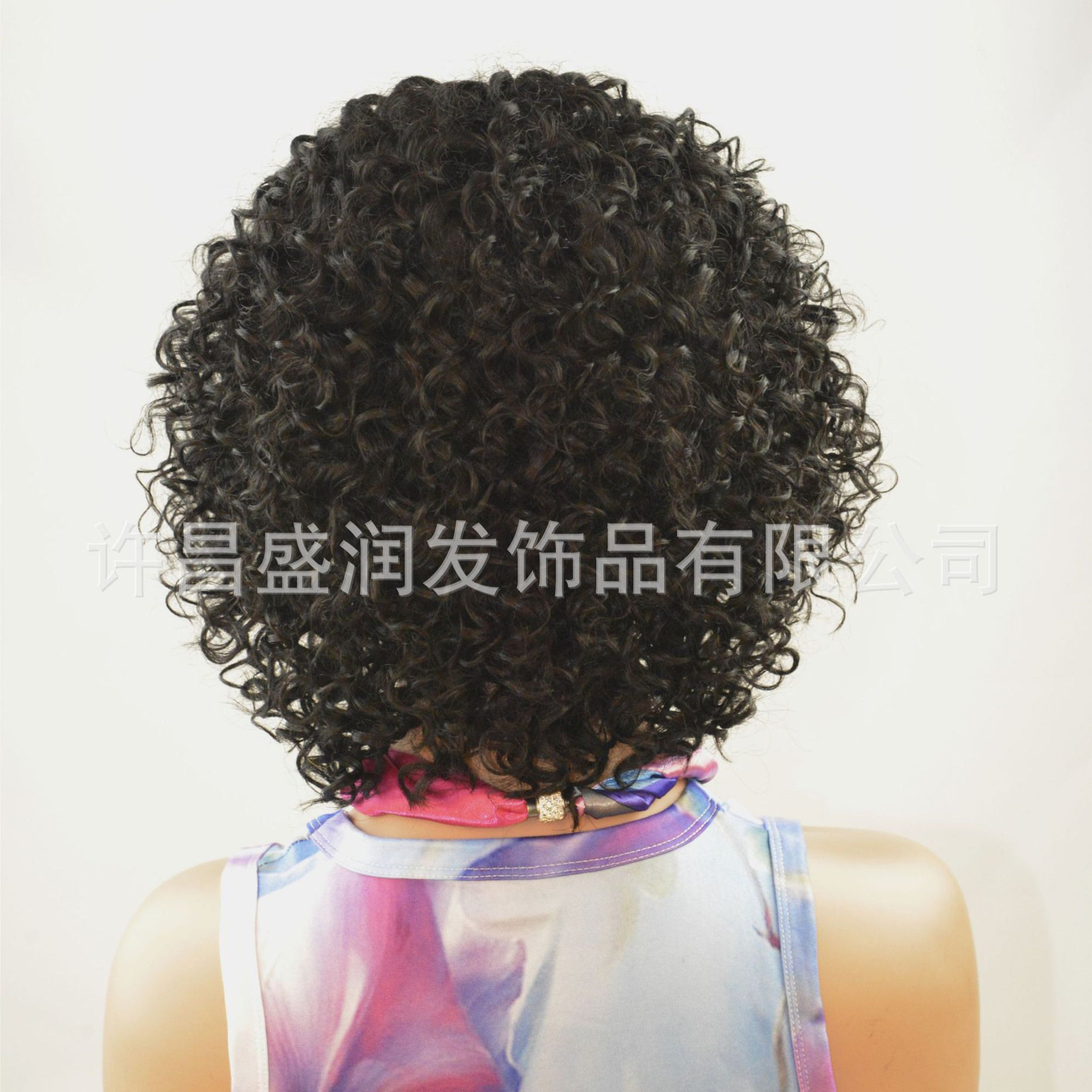 Peluca corta y rizada de cabello humano para mujeres, hecha en África para exportación.