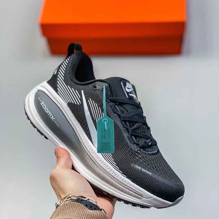 검정색 배경에 검정색과 흰색