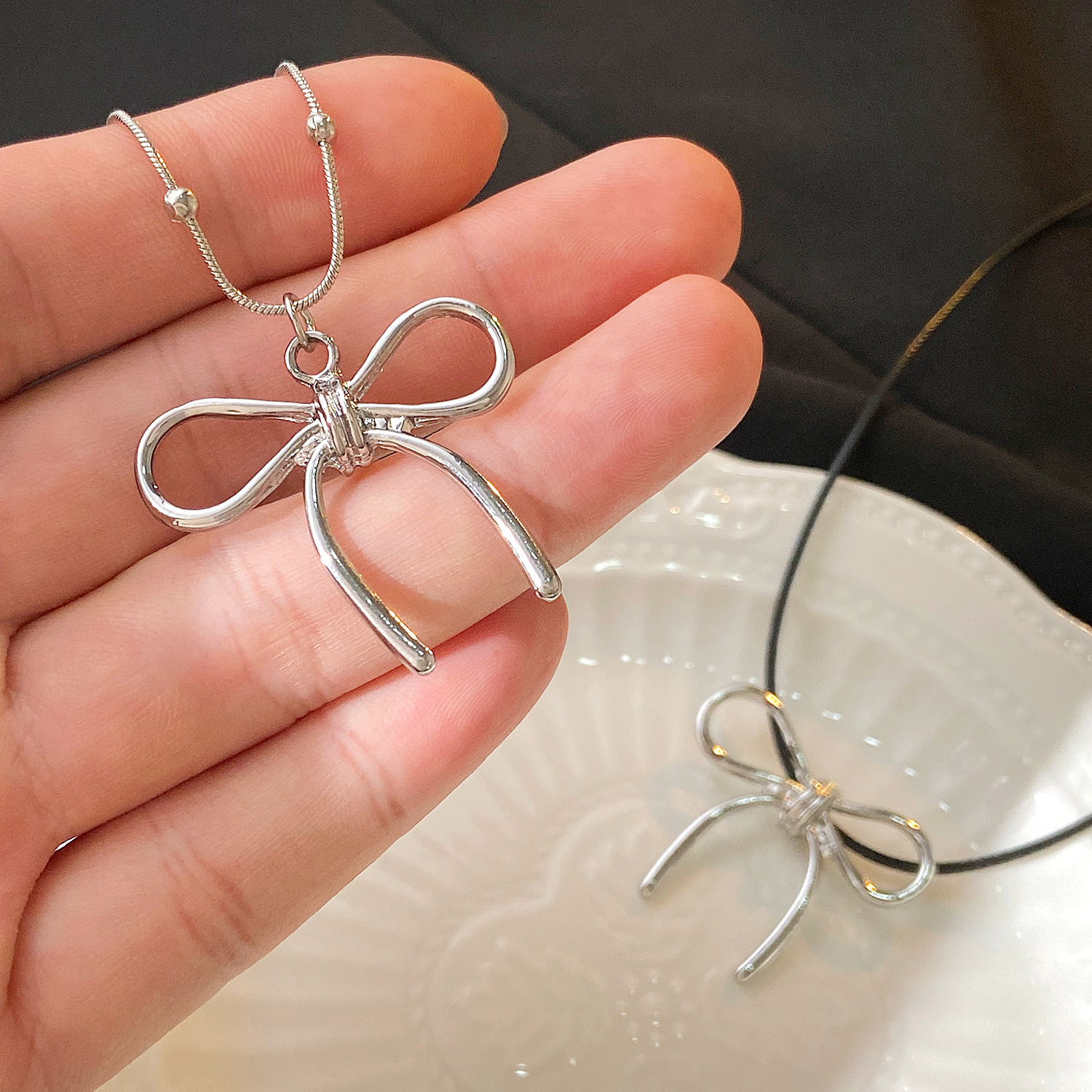 Lederhalskette mit Schmetterlingsknoten für Damen, angesagter Stil, exklusives Accessoire, elegante Halskette für süße, coole und sexy Mädchen_voghion.com