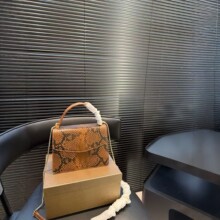 Serpenti Forever系列肩包新款蛇纹女包欧美复古小方包真皮链条