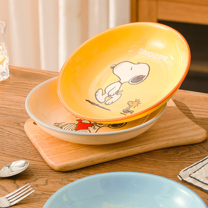 Snoopy co-marcado snack platos de frutas platos de cerámica platos redondos resistentes a altas temperaturas platos de dibujos animados regalos de vacaciones