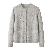 8针平纹手工绣花圆领中厚针织开衫 正肩纯山羊绒贝壳扣保暖毛衣女