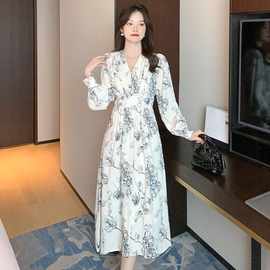 实拍2025秋装芙蓉缎复古v领印花连衣裙女早秋中长裙收腰碎花裙