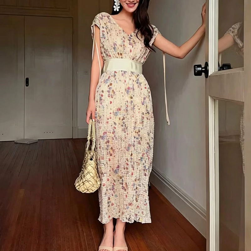 Ohm “Yayoi Kusama's Dreamland” Pleated Fantasy Color Dots Nostalgic Romantic V-Neck Dress 2026 Summer Ohm “Yayoi Kusama's Dreamland” Pleated Fantasy Color Dots Nostalgic Romantic V-Neck Dress 2026 Summer