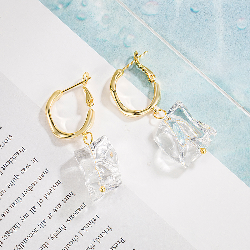 Oversized Sculptural Clear Acrylic Clip-on Earrings Modern Design_voghion.com