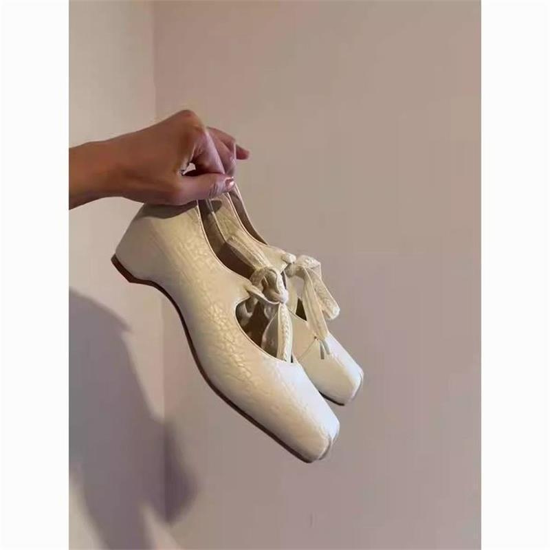 Cabeza cuadrada francesa francesa beige un cordón zapatos de ballet superficial universal negro interior aumento de altura simple zapatos de mujer