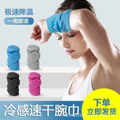 運動腕の薄いタイプの男性のフィットネスは汗を吸います。