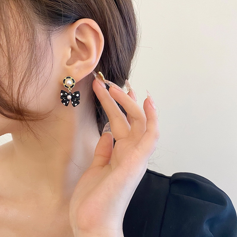 2023年新型東大門の小衆のイヤリングの波点の秋冬は蝶結びのイヤリングを組み合わせて韓国の高級感の耳飾りになります。