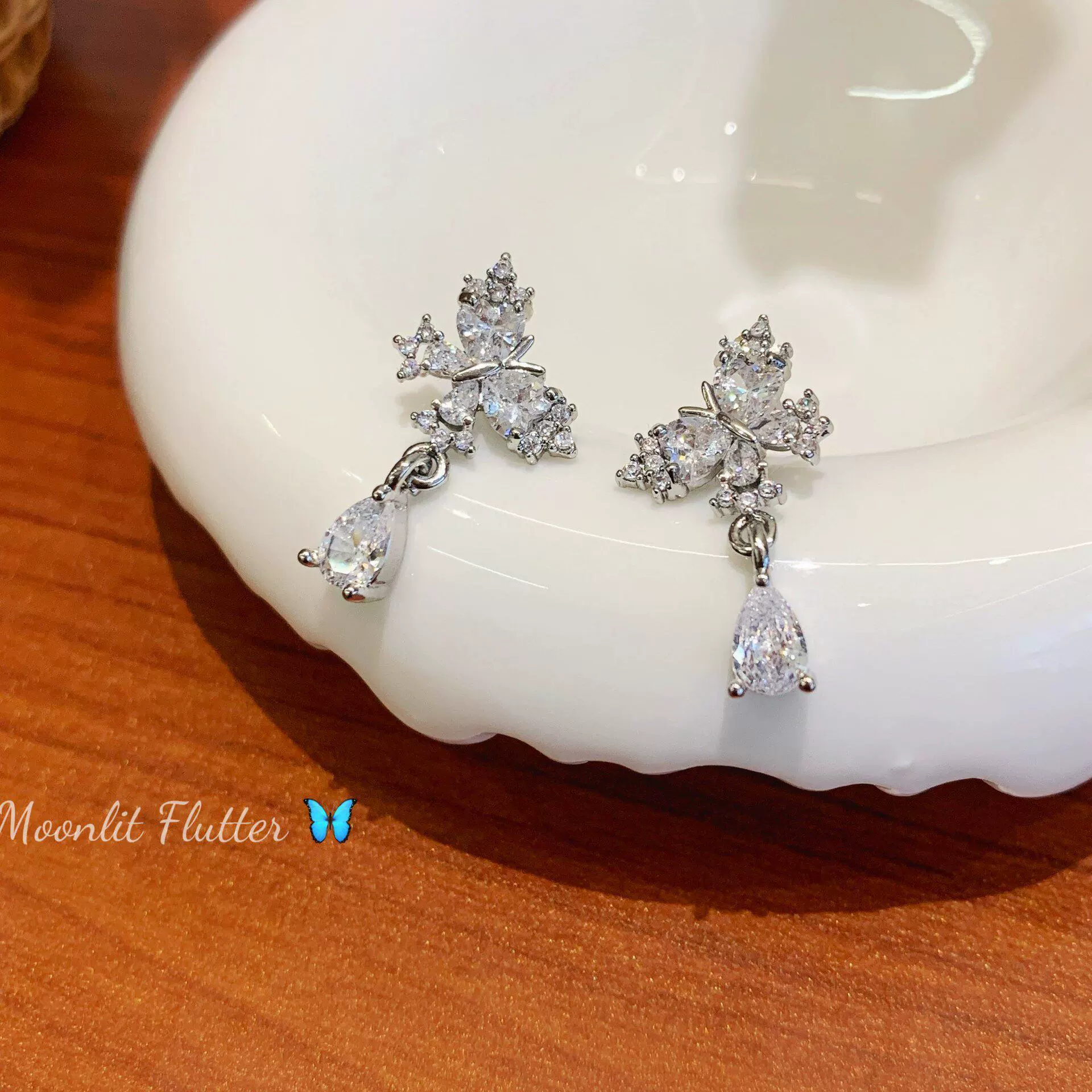 Brand universal small earrings from pearl