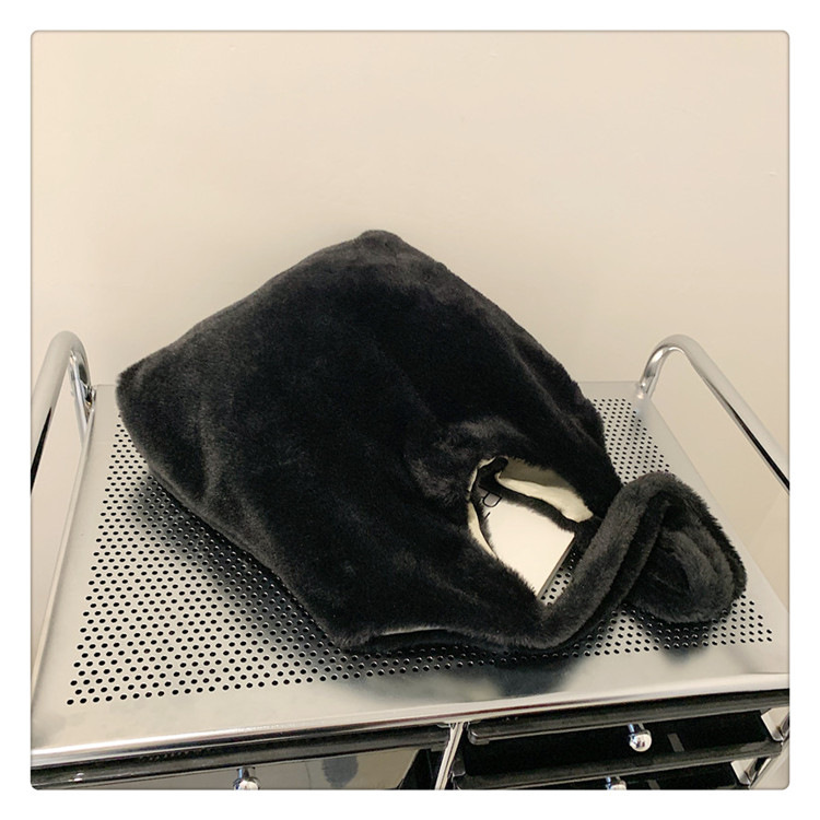 Winter Nieuwe Harige Tas Vrouwen Tas 2023 Mode Grote Capaciteit Vrouwen Schoudertas Zachte Pluche Handtas Vrouwen groothandel_voghion.com