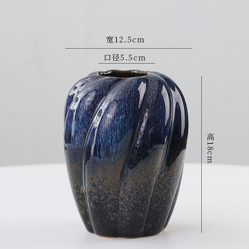 汝窯花瓶陶磁器中国式高級感民宿ホテルに生花を挿します。|undefined