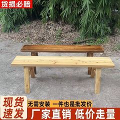 ベンチ木の家庭用ベンチは壁のベンチに寄りかかっている。