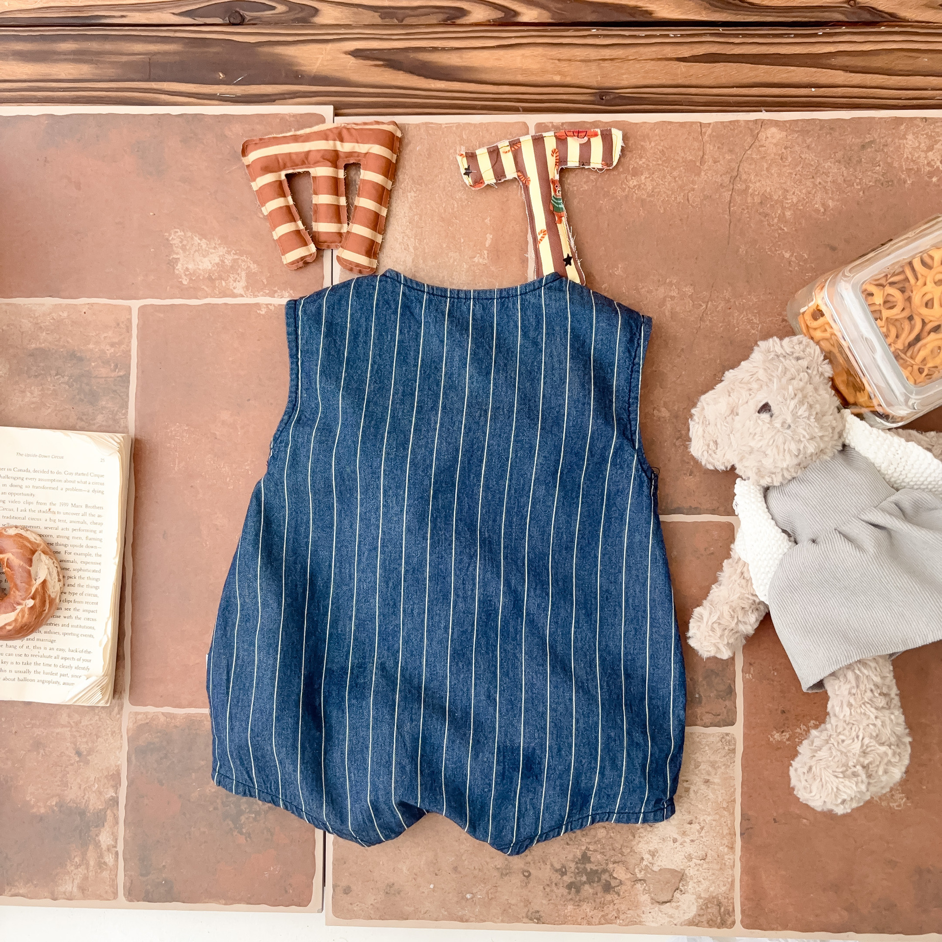 Ropa de niño 2025 verano nuevo estilo coreano ligero recién nacido traje de escalada bolsillo tridimensional bebé salir ropa de culo