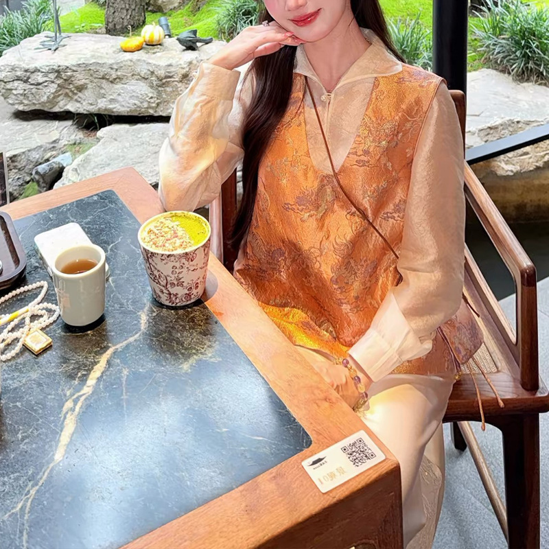 Xian Ting Xu: Chinese-style jacquard white shirt for women, new autumn collection, fashionable new Chinese-style top, orange vest set Xian Ting Xu: Chinese-style jacquard white shirt for women, new autumn collection, fashionable new Chinese-style top, orange vest set