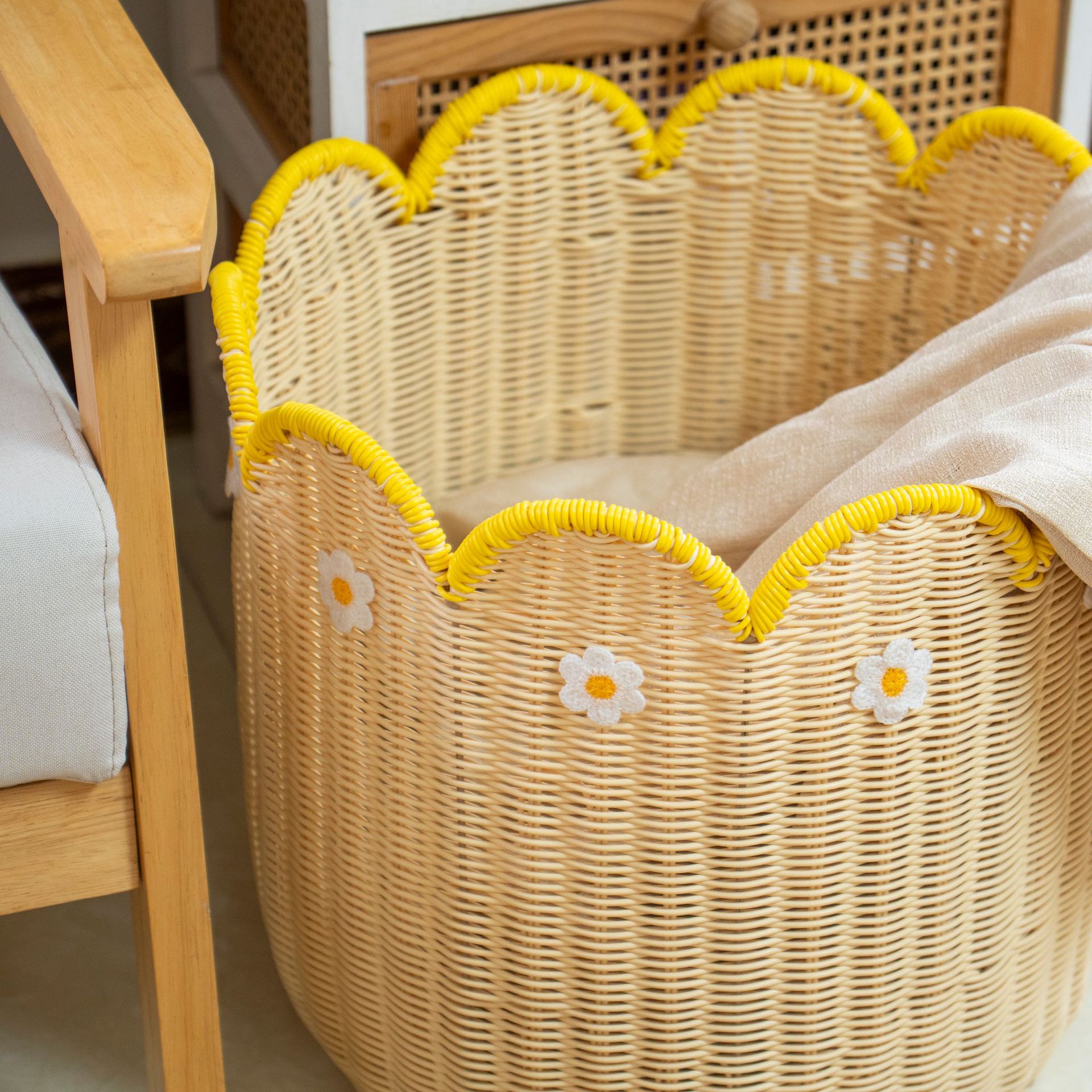 Cesta de almacenamiento de caña personalizada tejida a mano flor modelada ropa sucia cesta de almacenamiento de decoración de vivienda residencial cesta de almacenamiento