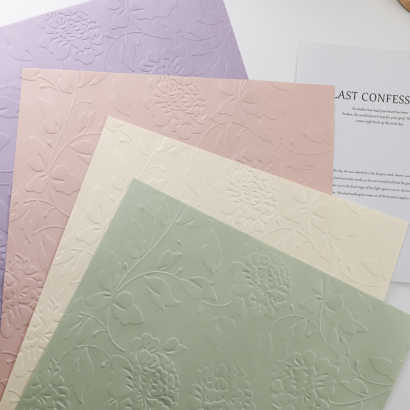 Impresión de embalaje en relieve floral material de embalaje kraft relieve al por mayor sensación alta floral embalaje al por mayor