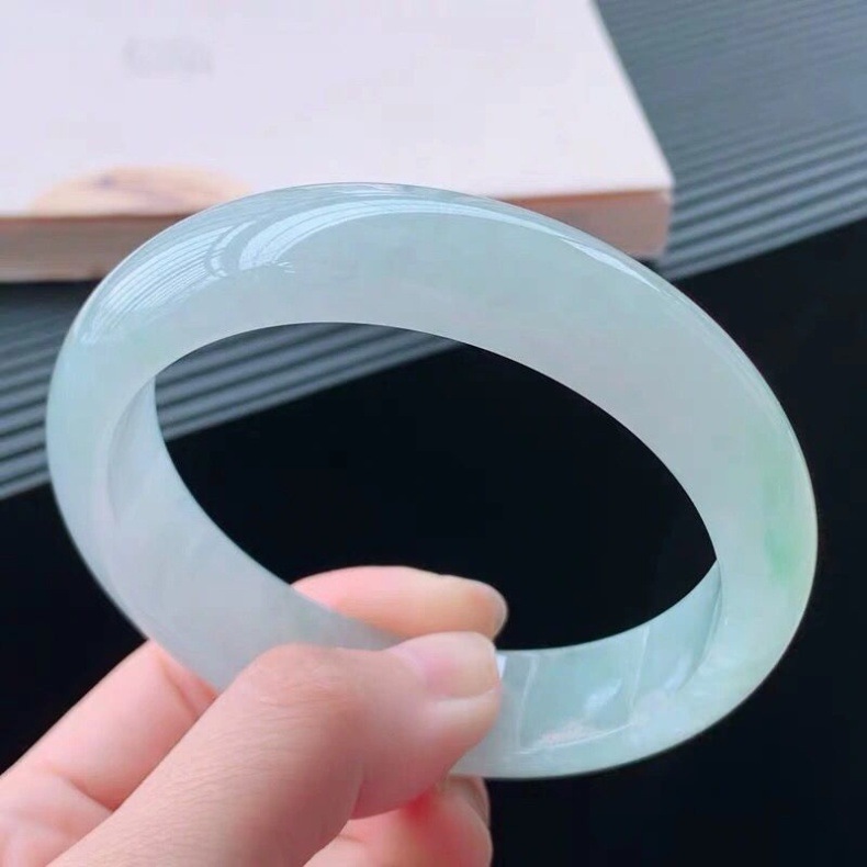 Vòng tay ngọc bích tự nhiên băng chủng màu ngọc bích có giấy chứng nhận chi tiết 7