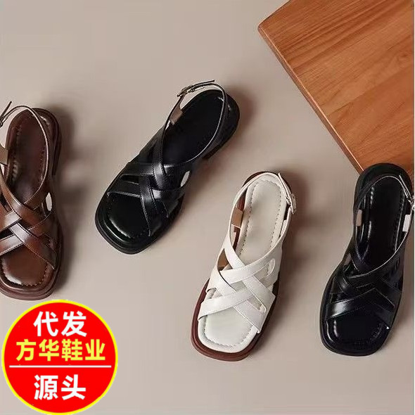 2026 verano nuevo estilo de sandalias romanas de tacón bajo, tacones gruesos para mujeres, sandalias casuales simples de estilo negro