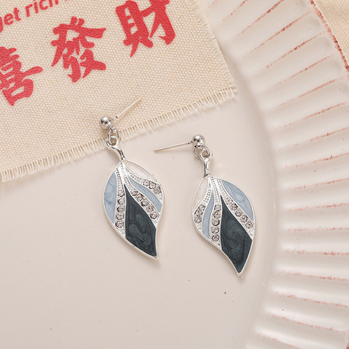 Simple temperament, long diamond-encrusted oil painting, high-quality dreamy blue leaves, no pierced ears, mosquito coil disc ear clip