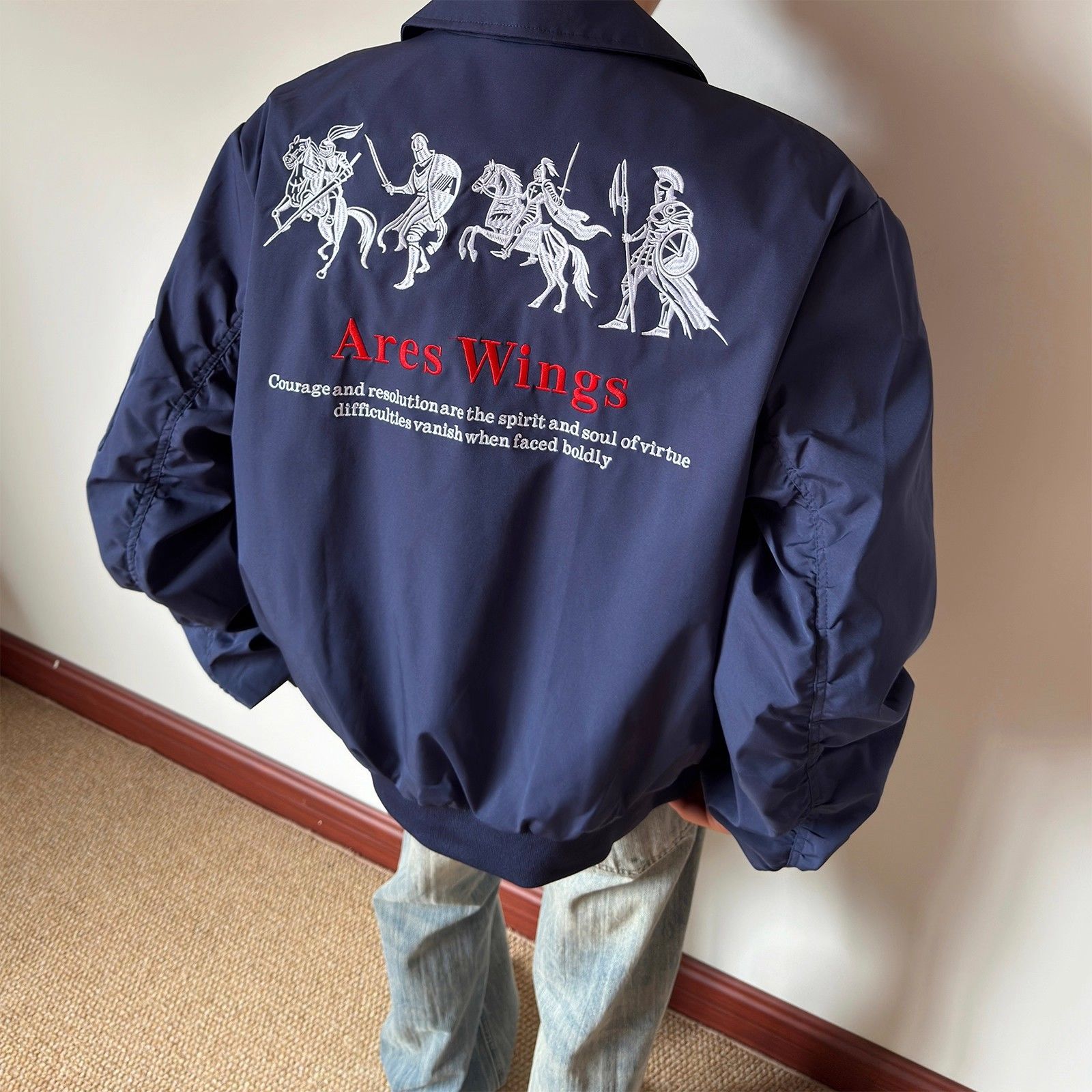 New versatile American-style lapel equestrian embroidered unisex flight jacket, cleanfit, height-enhancing couple coat.