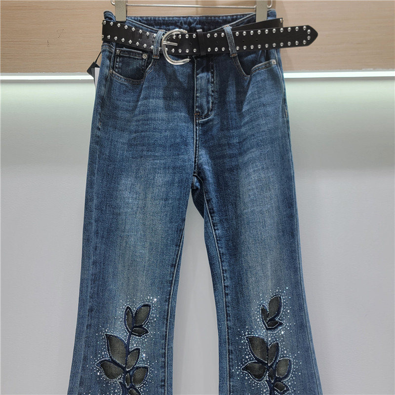 Jeans Acampanados para Mujer de Mezclilla de Cintura Alta con Pedrería y Calado para Uso Casual image 3