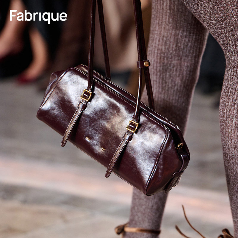 Chen Kai-Lin's same style Fabrique Boston bag, baguette bag, vintage oil wax cowhide shoulder and underarm bag, suitable for gifting Chen Kai-Lin's same style Fabrique Boston bag, baguette bag, vintage oil wax cowhide shoulder and underarm bag, suitable for gifting