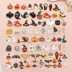 77種類のハロウィーン鬼節幽霊カボチャコウモリが油を垂らしてDIY合金アクセサリーを飾っている