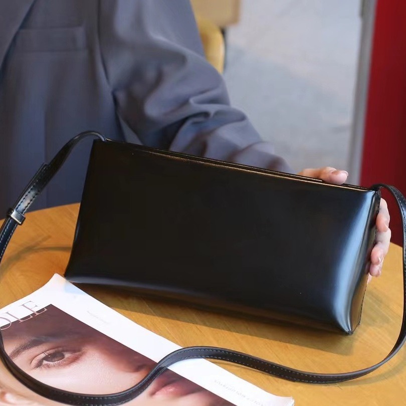 Genuine Cowhide Leather Niche Retro Oil Wax Underarm Bag For Women High-End Texture Baguette Simple Shoulder Crossbody Bag - Thumbnail 3