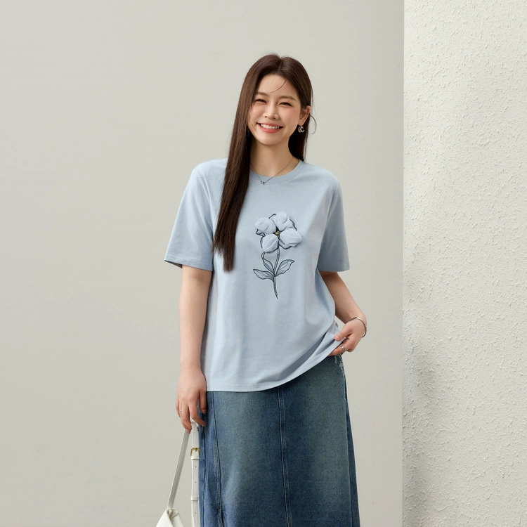 [Дизайнерская модная универсальная футболка со стерео цветком] Тонкая и красивая женская одежда больших размеров, толстая мм, 2025, летний новый стиль