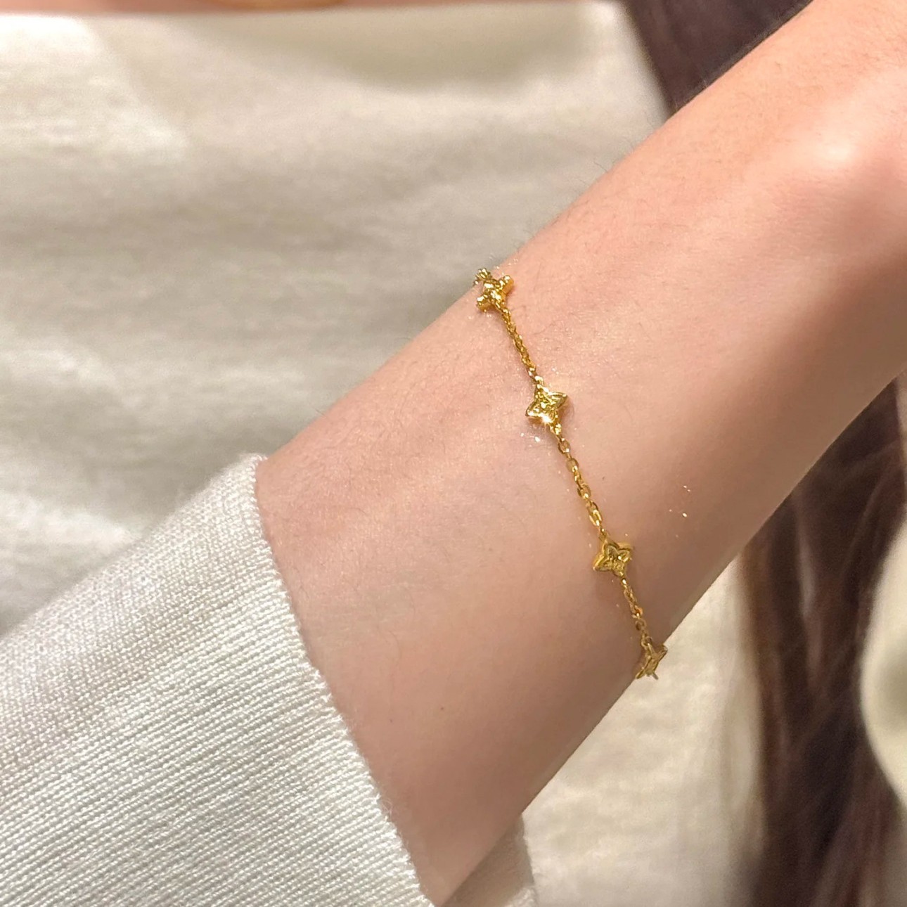 New Four-Leaf Clover Five-Flower Bracelet for Women, Light Luxury, High-End, Sweet and Cute Niche Design, Fashionable and Versatile Clavicle Chain