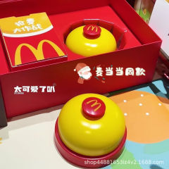 マクドナルドの鈴は手を押して鈴を鳴らして神器の前で料理のテーブルの鈴をたたいて、ペットに鈴を鳴らします。