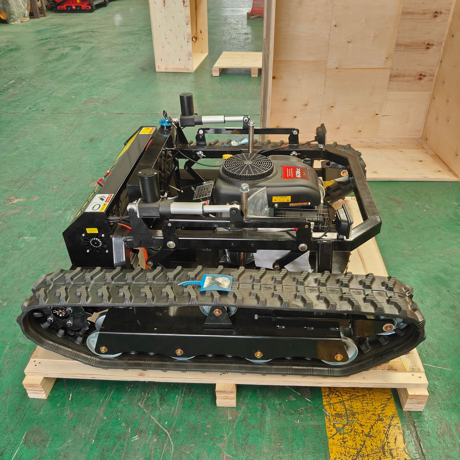 出口德国智能遥控割草机大马力 黑武士越野款山地碎草机现货