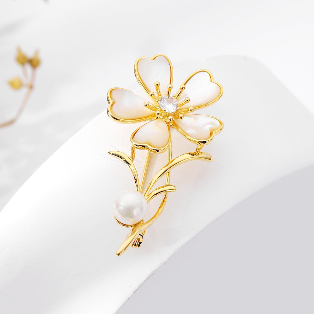 Luxe parel schelp bloem broche voor dames pakken en jassen_voghion.com