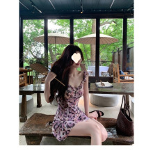 法式v领浪漫紫色豹纹油画斜裁夏季度假风修身吊带连衣裙2025