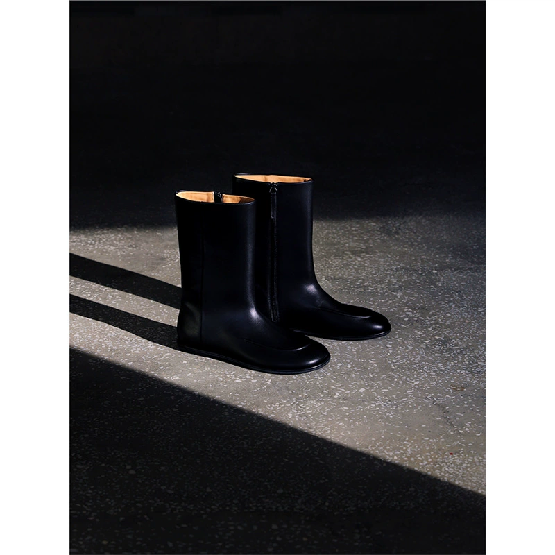 Можно разработать новую модель 2025 года для оптовой продажи неоформленных ботинок в стиле нормкор с красивой изогнутой плоской подошвой, коротких ботинок на молнии из телячьей кожи.