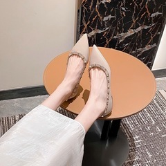 【Sheiiソライン】リベットの靴の女性の秋の先の浅いフラットシューズは通勤しています。