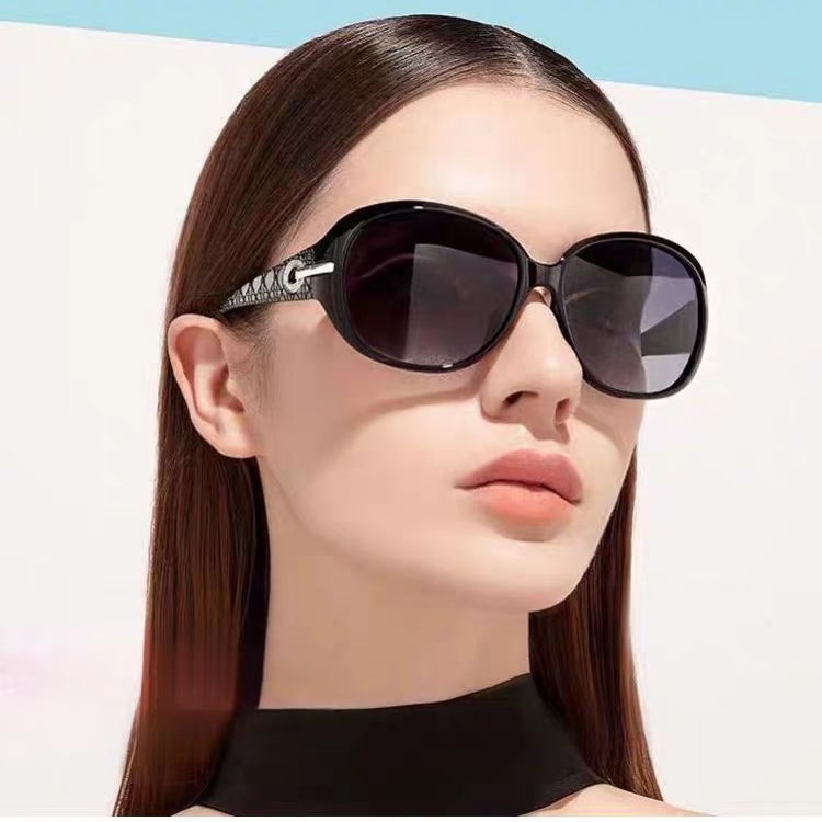fashionable retro classic two-color sunglasses