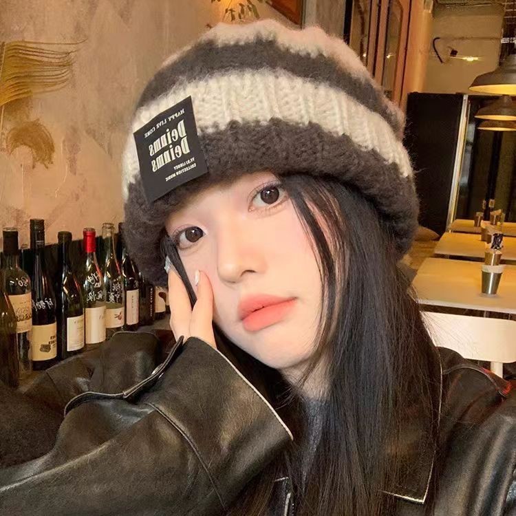 秋冬の女性用の小さなウールの帽子、カラーブロックのストライプ、大きな頭囲、厚いニット帽、男性と女性用の同じスタイルのパイル帽子、トレンディです。|undefined