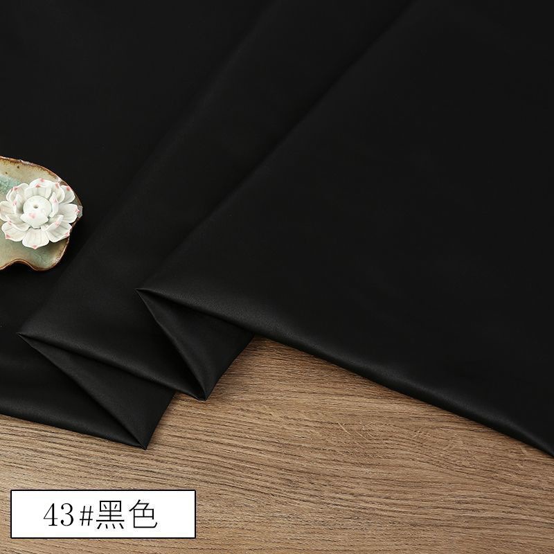現物は高級なサテン生地のチャイナドレスを提供しています。|undefined