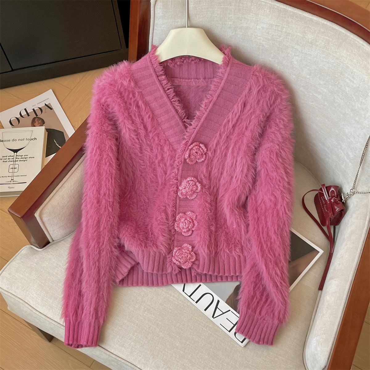 实拍小香风软糯温柔外套女秋冬季新款重工花朵毛绒绒保暖纯色毛衣