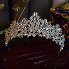 新しい真珠の花嫁の型の主なウェディングドレスの王冠の頭飾りの超仙の誕生日のパーティーの王冠の復古のタキシードの髪飾り