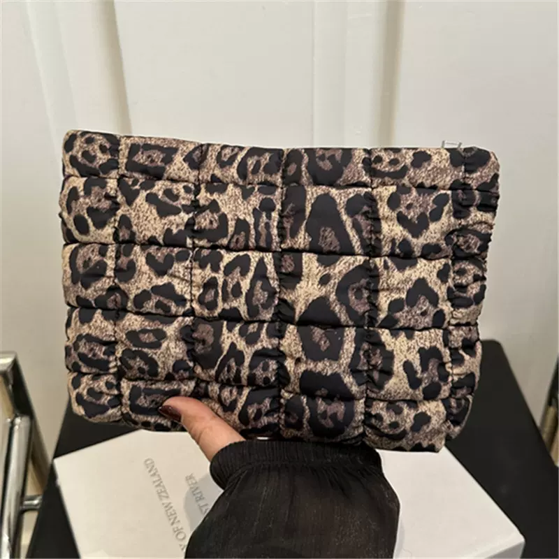 2025春季新款豹纹尼龙收纳包女大容量化妆包休闲时尚羽绒棉手拿包